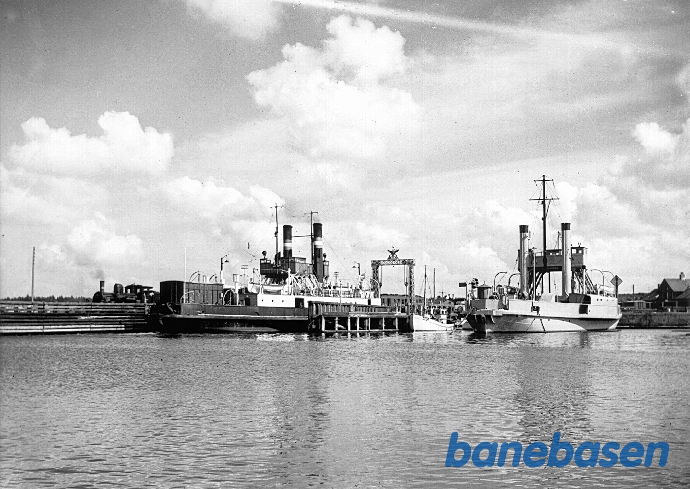 Dampfærgen "Glyngøre" klar til afsejling. Ved siden af ligger isbryderfærgen "Valdemar" Dampfærgen "Glyngøre" klar til afsejling. Ved siden af ligger isbryderfærgen "Valdemar"