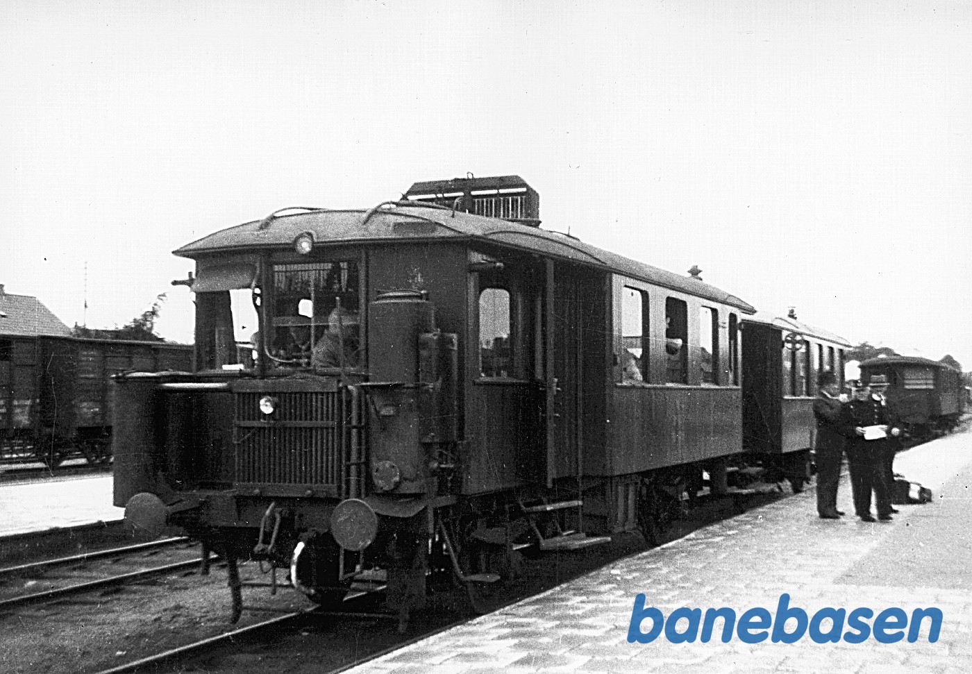 Efter krigen men stadig med gasgenerator. Tog mod Langaa med en FB- eller FD-vogn Efter krigen men stadig med gasgenerator. Tog mod Langaa med en FB- eller FD-vogn