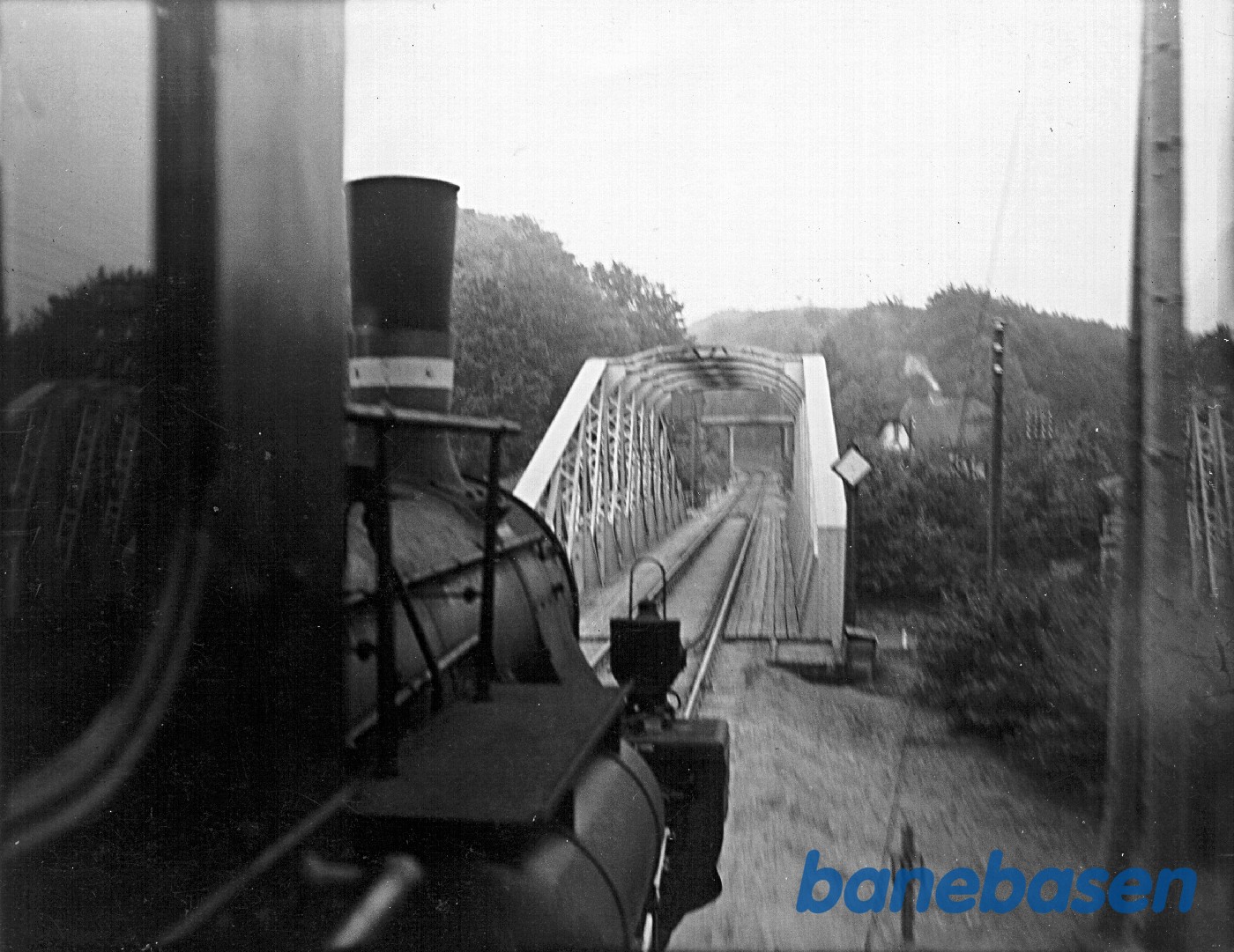 Toget er lige kørt fra Silkeborg og det er lige før broen over Gudenåen krydses Toget er lige kørt fra Silkeborg og det er lige før broen over Gudenåen krydses