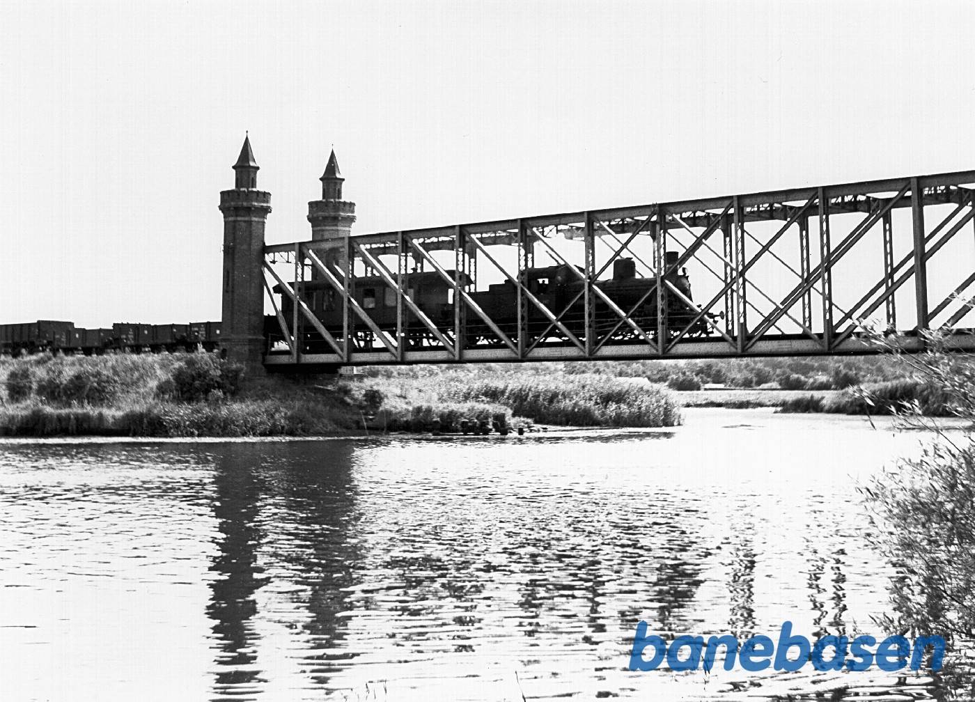 Grustog til Randers passerer gitterbroen over Gudenåen Grustog til Randers passerer gitterbroen over Gudenåen