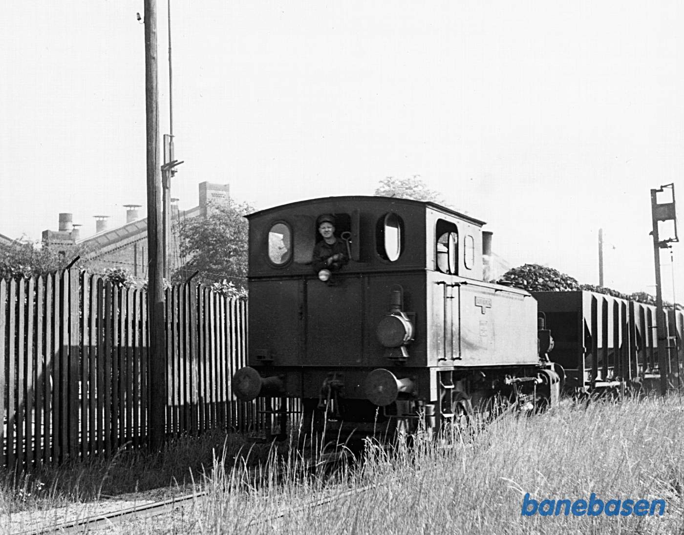 Læsset kultog mod gasværket passerer DSB