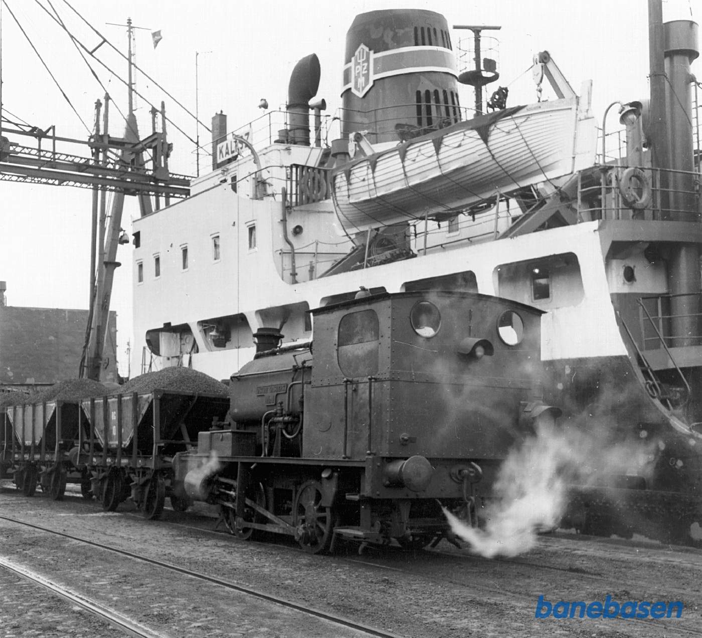 Østre Gasværk henter kul ved et polsk kulskib i Frihavnen