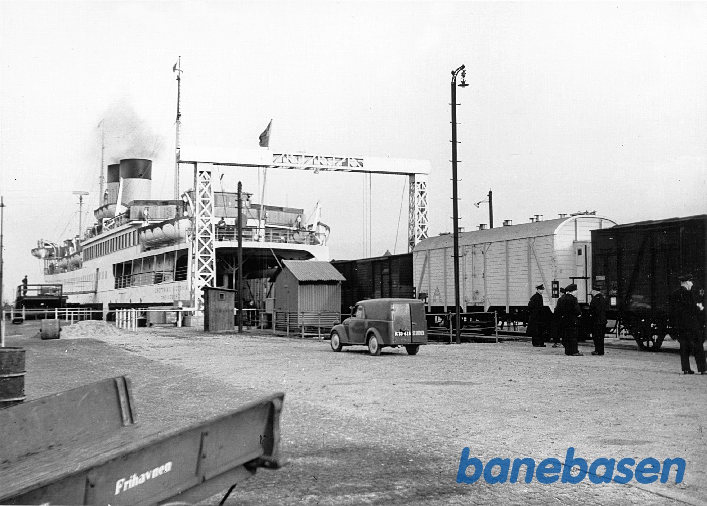 Færgen "Drottning Victoria" i østre leje. Der rangeres godsvogne til eller fra borde Færgen "Drottning Victoria" i østre leje. Der rangeres godsvogne til eller fra borde