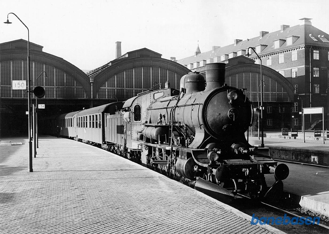 Tog 161 - eftermiddags-persontog til Nykøbing F via Køge-Haslev og det standsede ved alle stationer Tog 161 - eftermiddags-persontog til Nykøbing F via Køge-Haslev og det standsede ved alle stationer