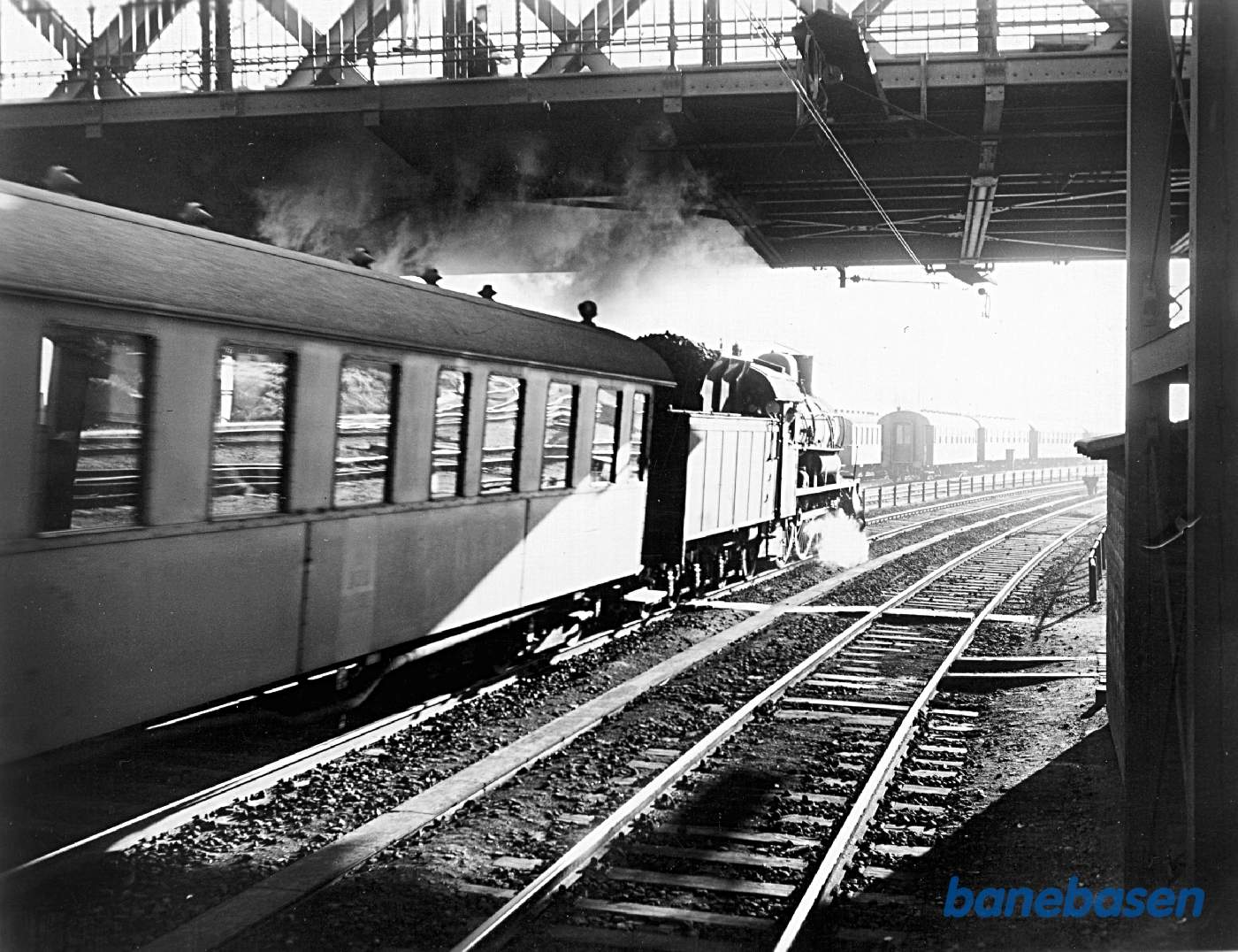 Sen eftermiddag kører tog 161 kører persontoget til Nykøbing F under Dybbølsbro