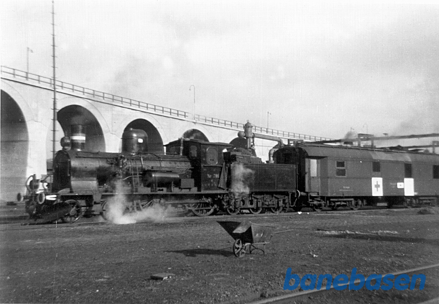 C-maskine ankommet med kedelvogn (til tysk lazarettog), hvor vognen blev beordret opfyldt med kul C-maskine ankommet med kedelvogn (til tysk lazarettog), hvor vognen blev beordret opfyldt med kul