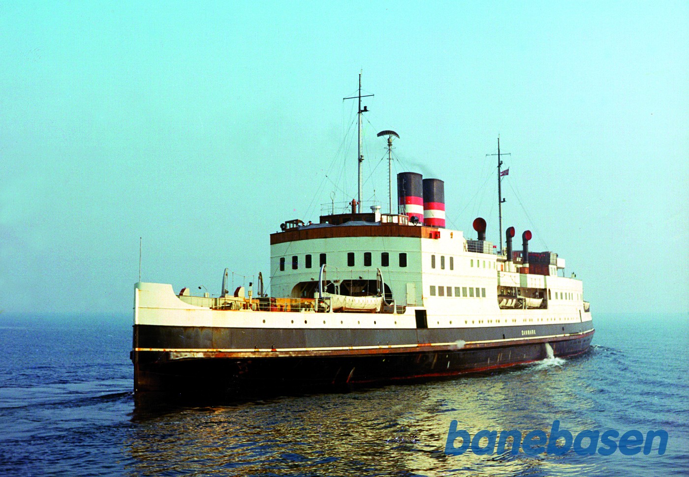 Dampfærgen "Danmark" bakker ud af havnen Dampfærgen "Danmark" bakker ud af havnen