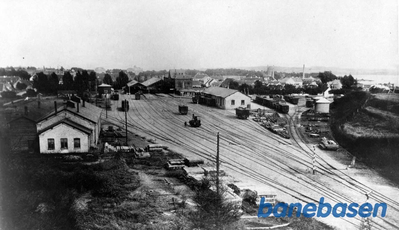 Udsigt over banegården m. rangelokomotiv litra M Udsigt over banegården m. rangelokomotiv litra M