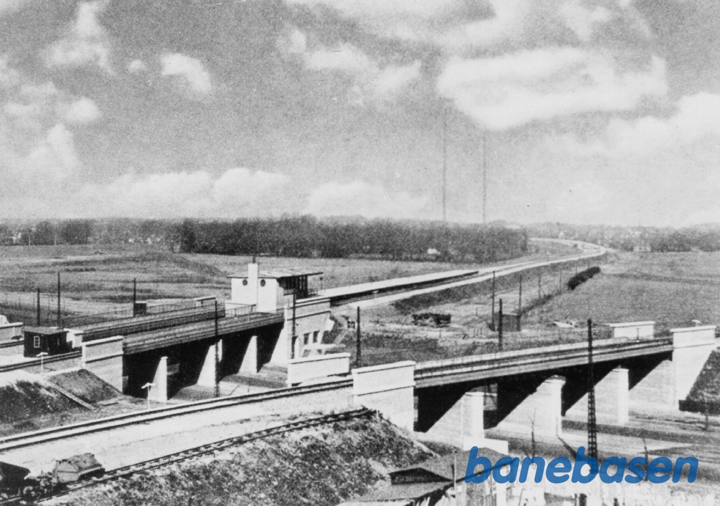 I forgrunden Frihavnsbanen, bagerst stationen på banen mod Hellerup I forgrunden Frihavnsbanen, bagerst stationen på banen mod Hellerup