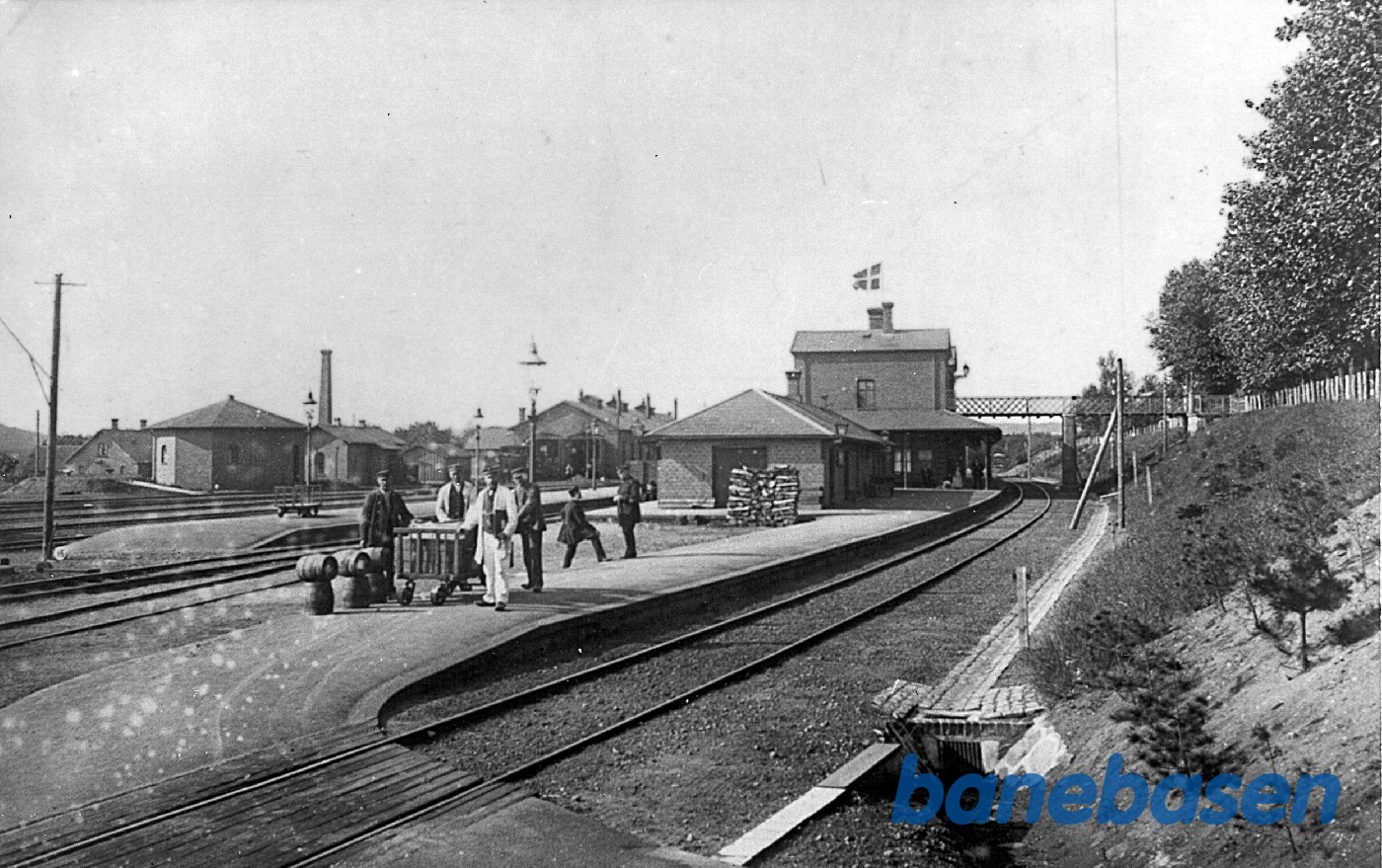 Langaa station med den oprindelige remise i baggrunden Langaa station med den oprindelige remise i baggrunden