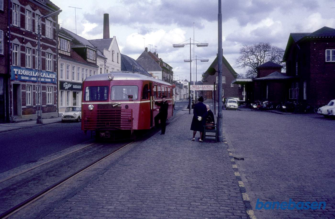 SKRJs endestation i gaden foran DSB-stationen