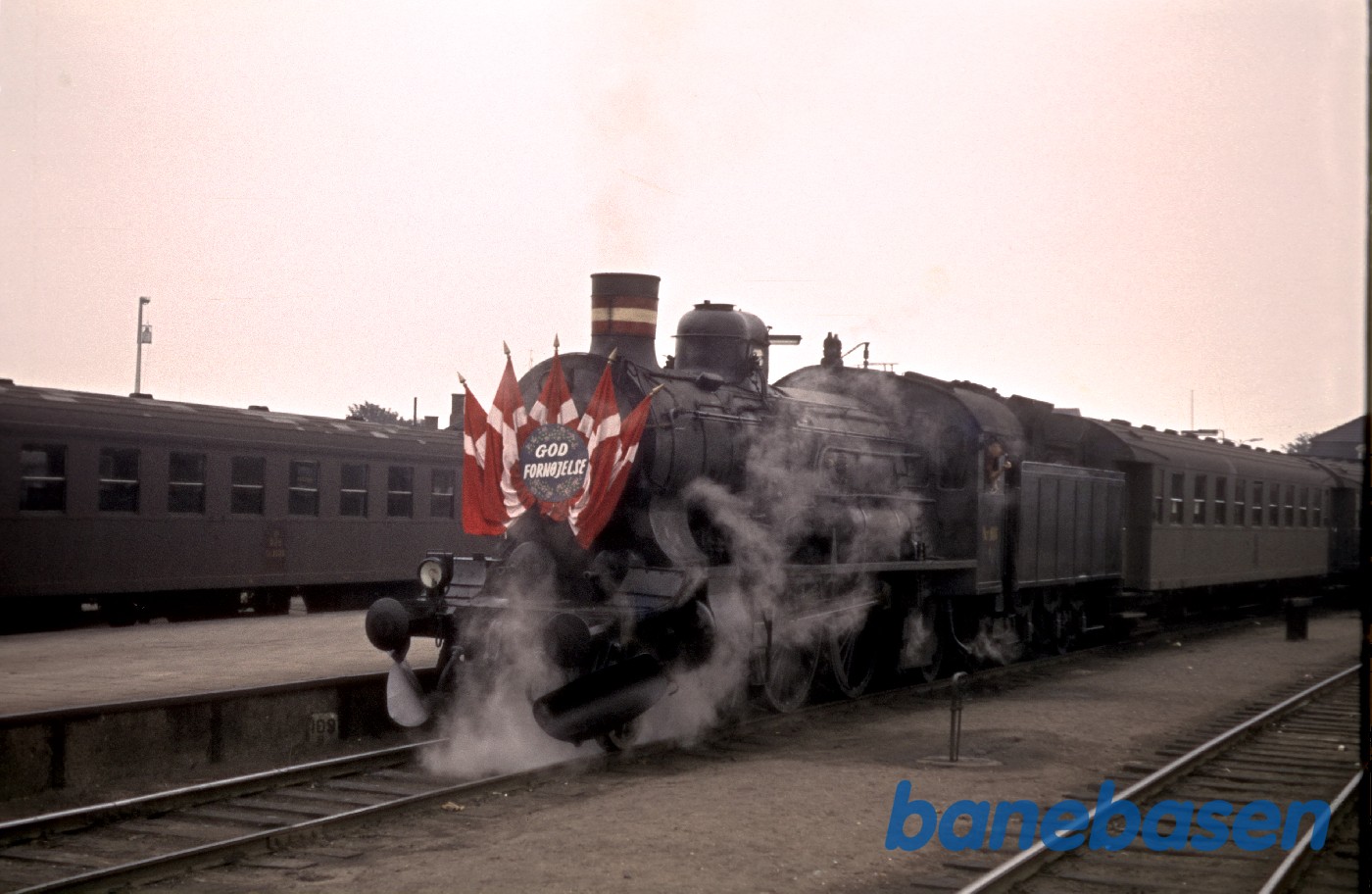 Tog med flag og skilt "God fornøjelse" på fronten, formentlig Korør Tog med flag og skilt "God fornøjelse" på fronten, formentlig Korør