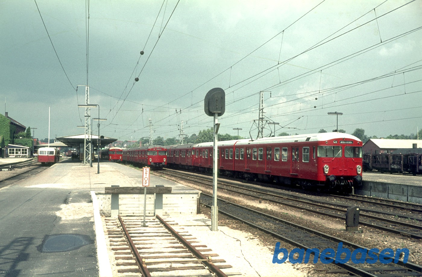 2. generations S-tog kort efter åbningen af den elektriske drift til Hillerød 2. generations S-tog kort efter åbningen af den elektriske drift til Hillerød