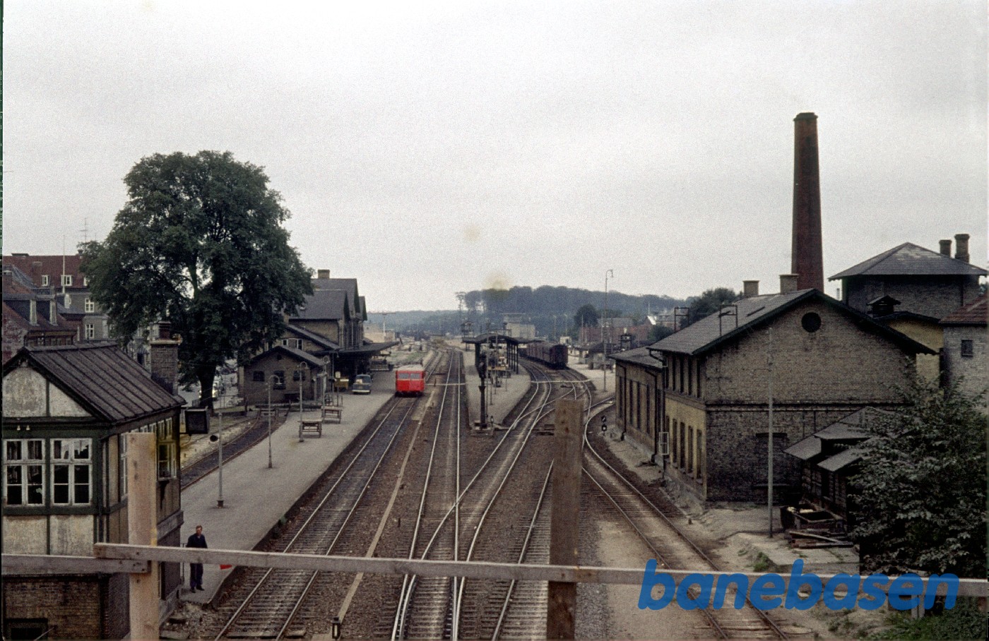 Stationen inden ombygningen, den nye bygning er under opførelse i baggrunden Stationen inden ombygningen, den nye bygning er under opførelse i baggrunden