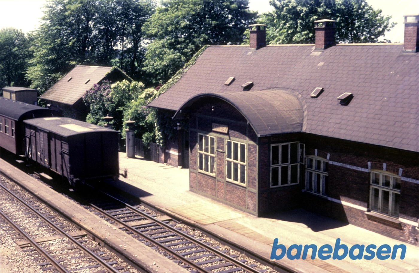 Et blandettog forlader stationen Et blandettog forlader stationen