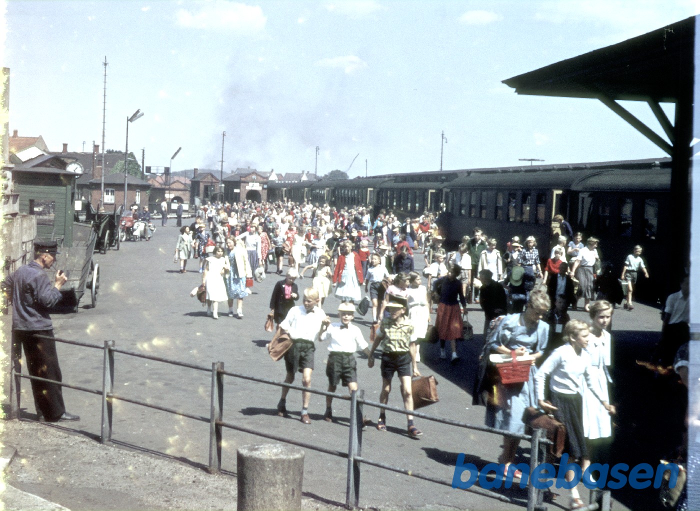 Skoleelever på udflugt på vej til færgen Skoleelever på udflugt på vej til færgen