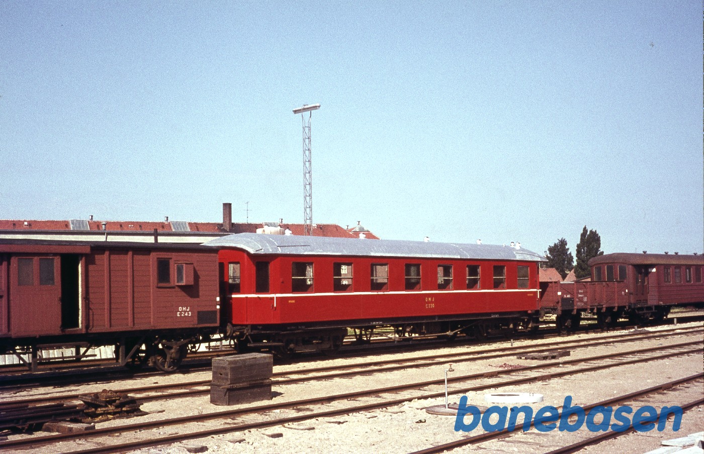 OHJ E 243-C 220, yderst t.h. nyindkøbt svensk Bo8-vogn OHJ E 243-C 220, yderst t.h. nyindkøbt svensk Bo8-vogn