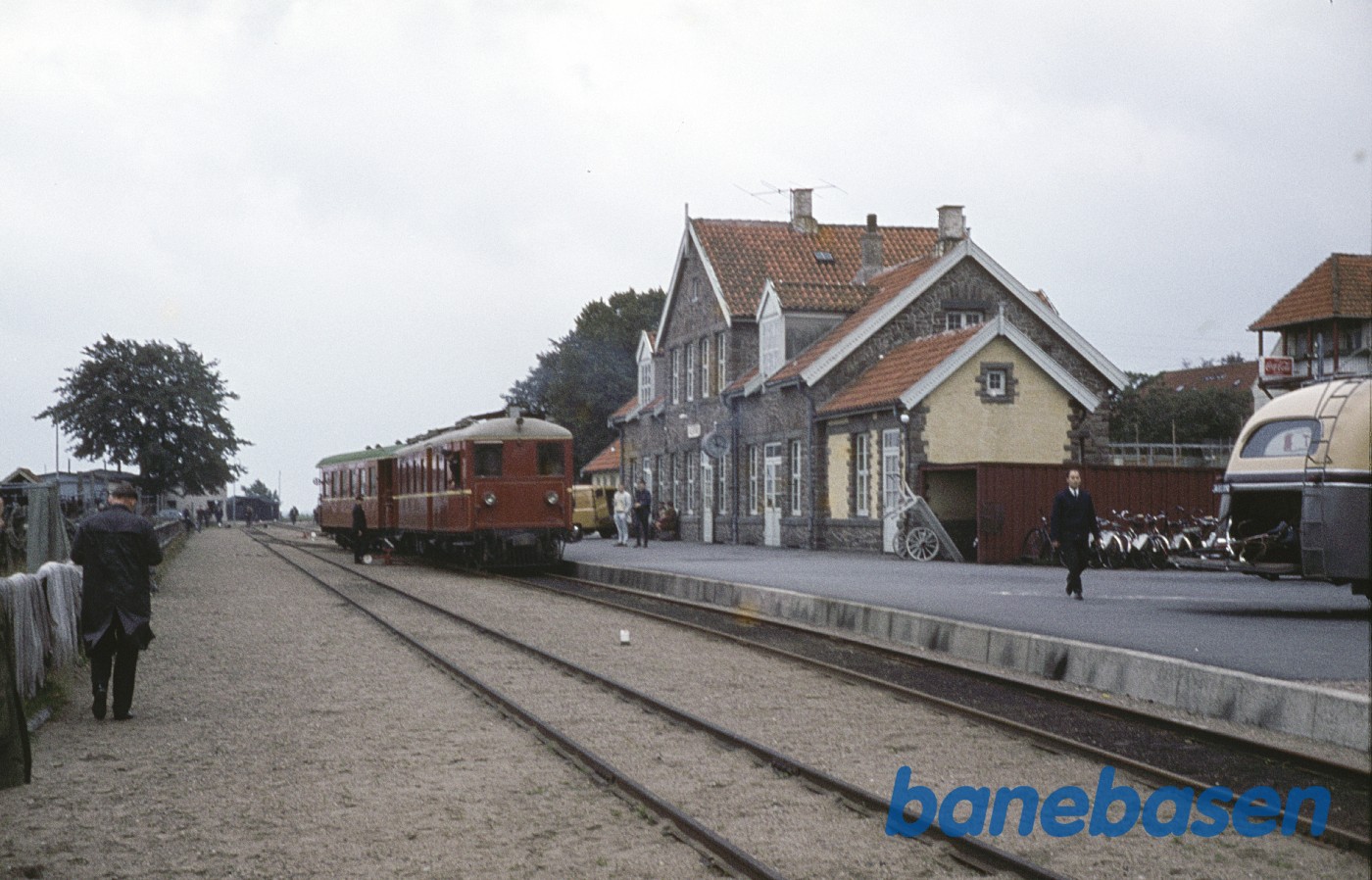Særtog ank. Til Nexø. DBJ-rutebil t.h. Særtog ank. Til Nexø. DBJ-rutebil t.h.