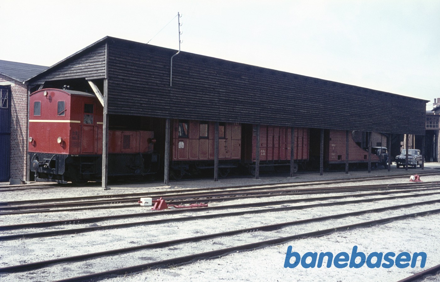 Vognskur med DBJ 10, postvogn D 26, Sb-vogn og sneplov Vognskur med DBJ 10, postvogn D 26, Sb-vogn og sneplov