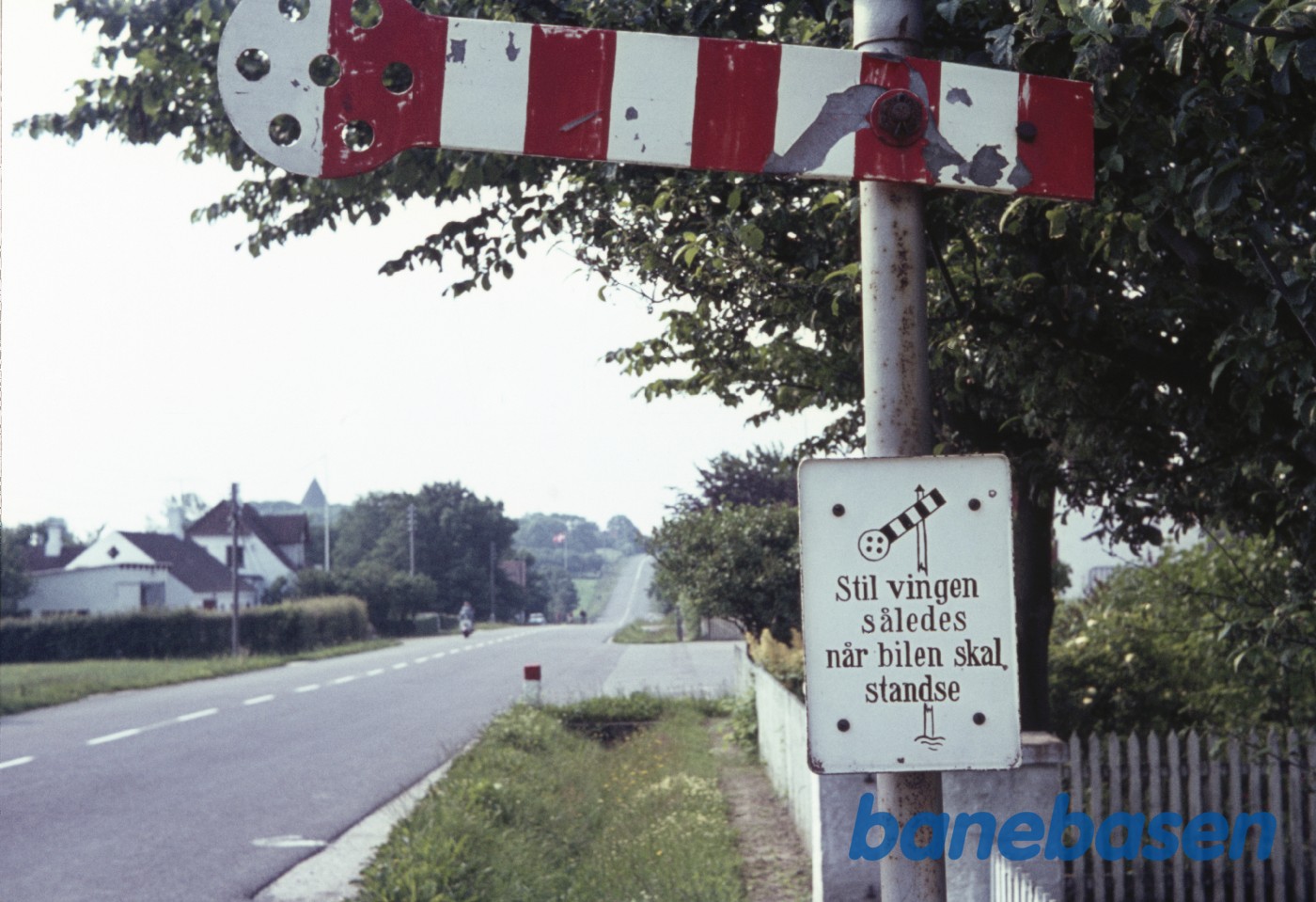 DBJ busstoppested med signalvinge DBJ busstoppested med signalvinge