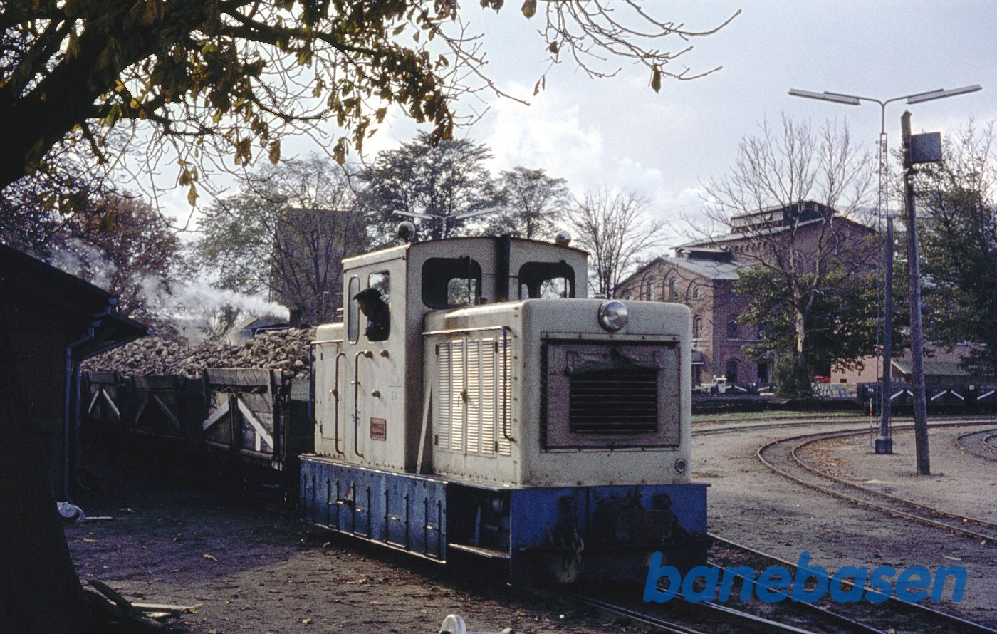 Frichs diesellokomotiv rangerer ved Sukkerfabrikken Frichs diesellokomotiv rangerer ved Sukkerfabrikken