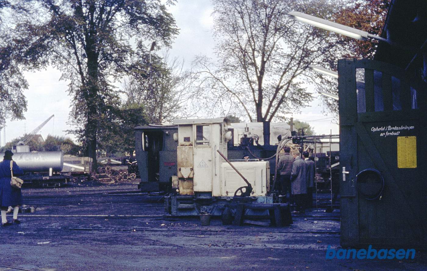 Diesellokomotiv F 2 og damploko foran remisen