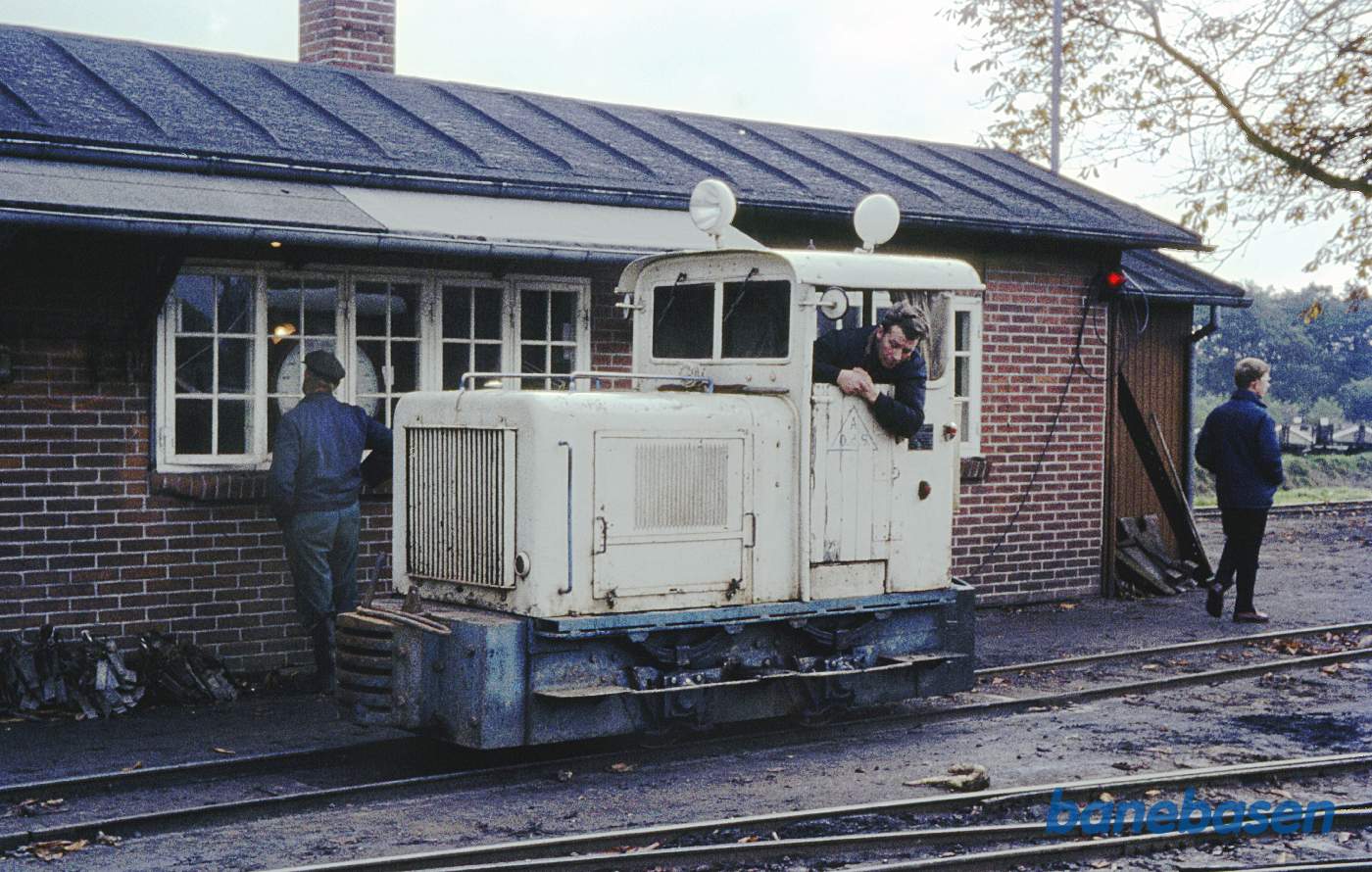 Hvid rangertraktor med lokomotivfører