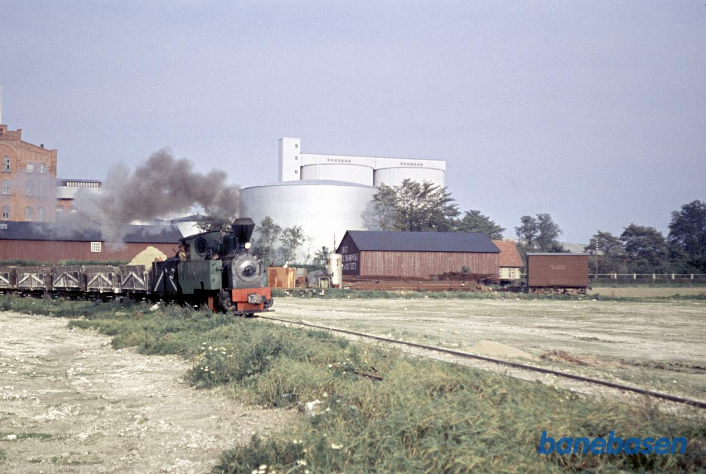 Tog afgår sydpå fra fabrikken