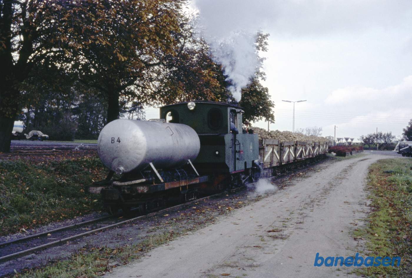 B 4 med vandtankvogn skyder tog mod fabrikken