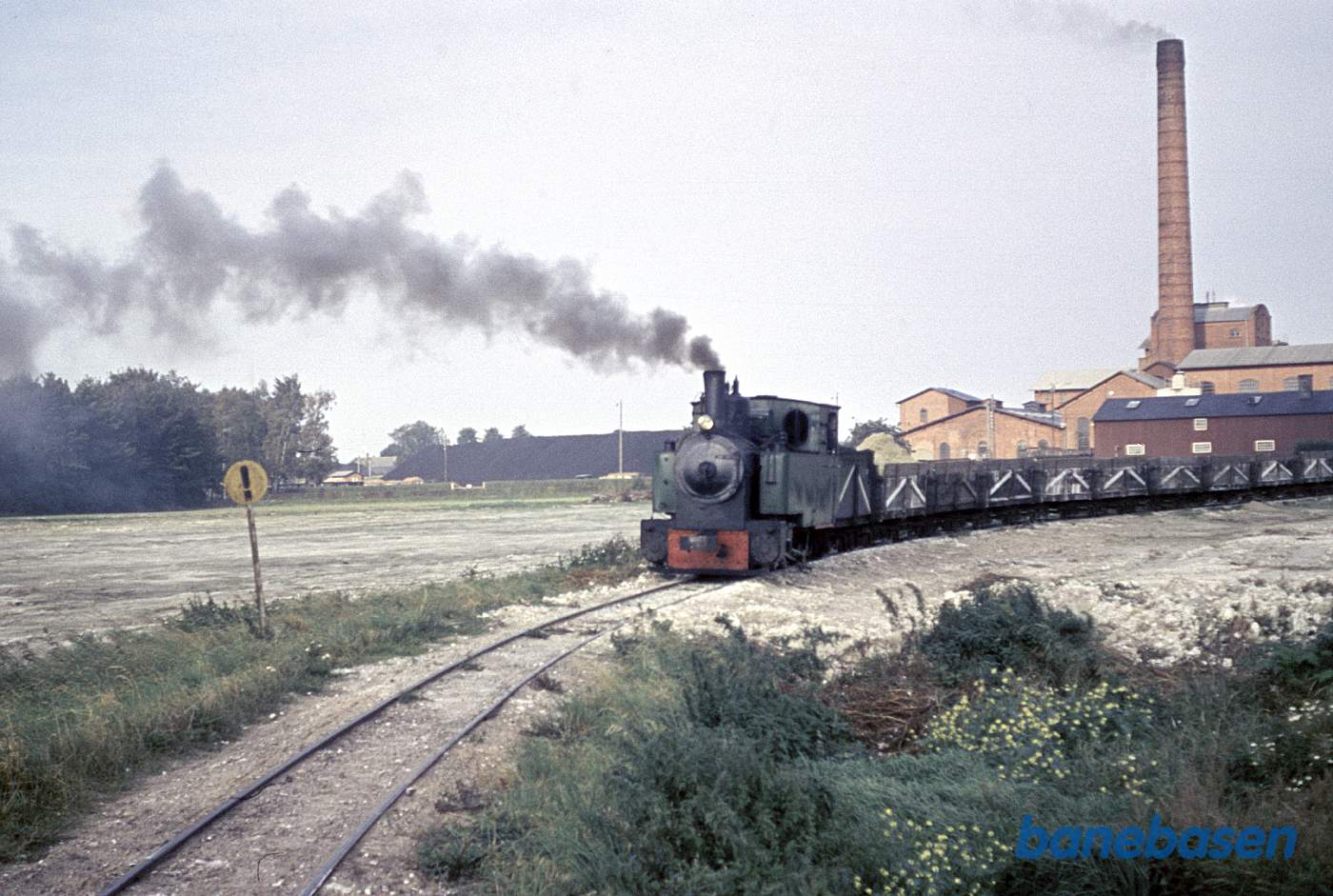 Tog afgår sydpå fra fabrikken