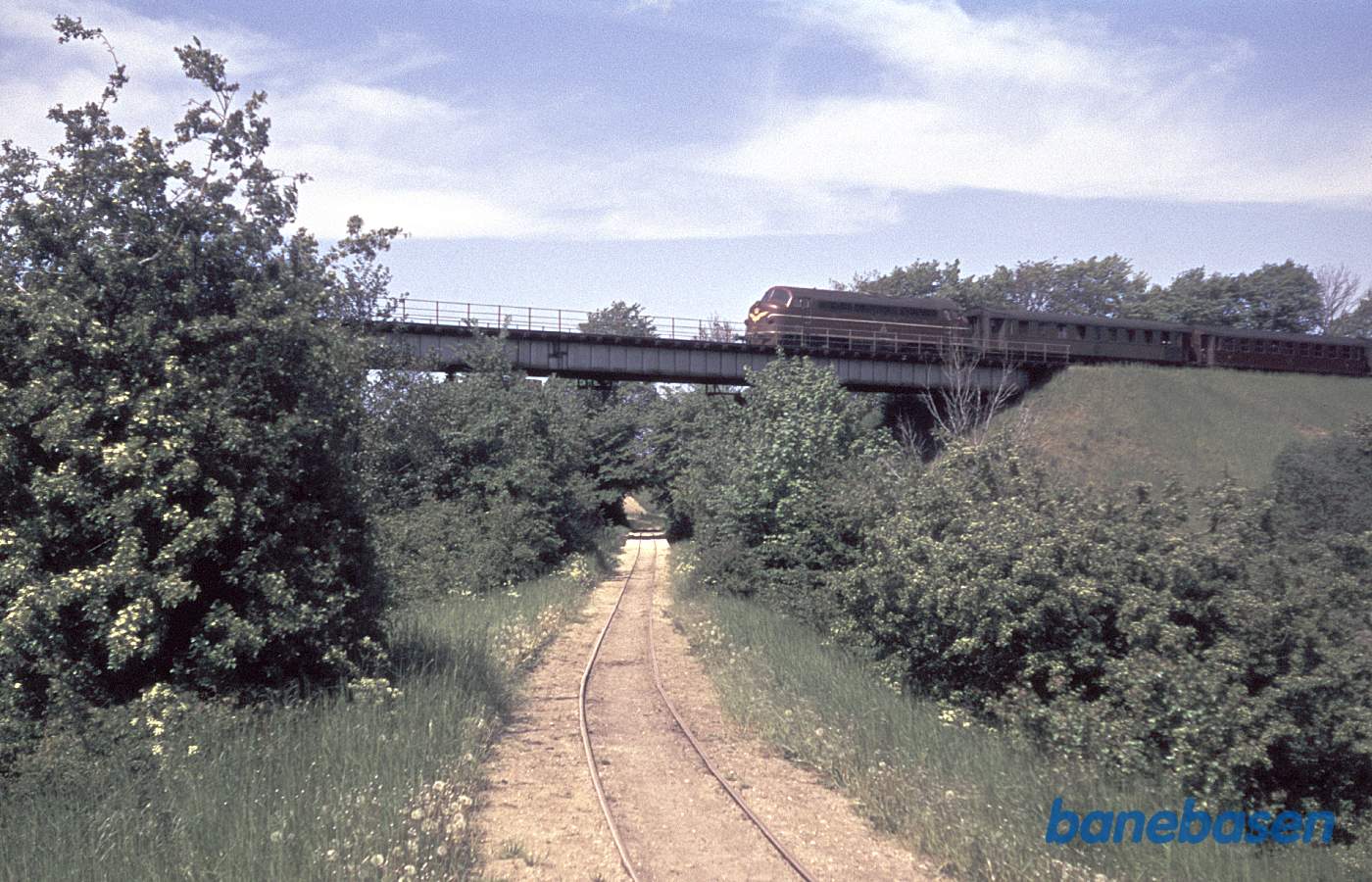 Korsørbanens bro over Vaarby Aa. Nedenunder krydsede roebanen over åen