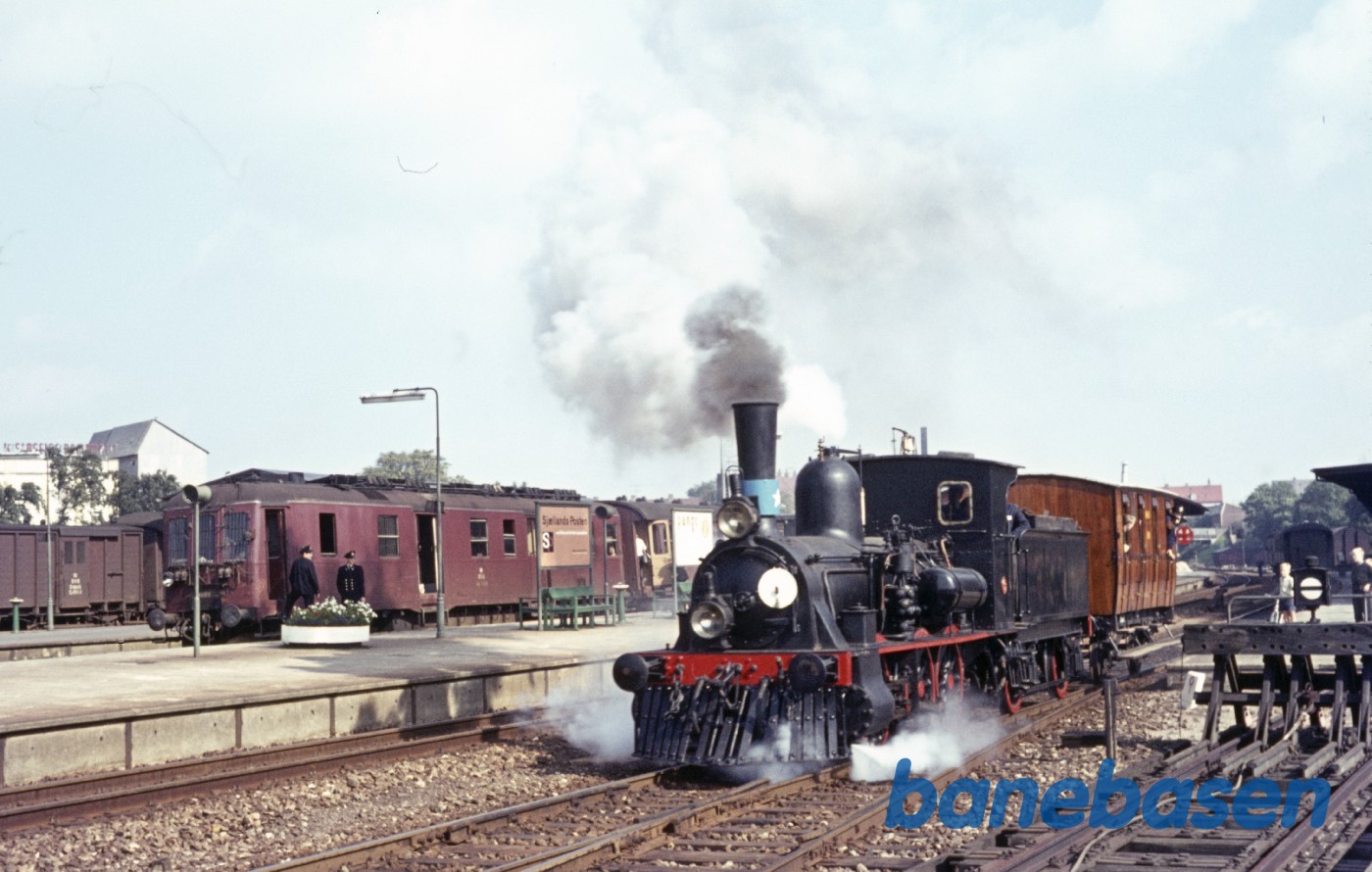 DJK museumsmateriel. I baggrund DSB-tog mod Kalundborg DJK museumsmateriel. I baggrund DSB-tog mod Kalundborg