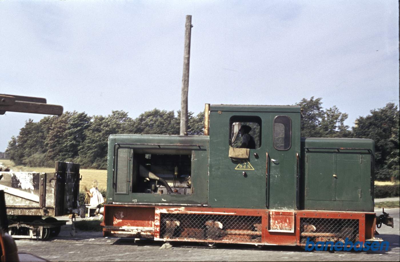 Grønt diesellokomotiv rangerer med roevogn