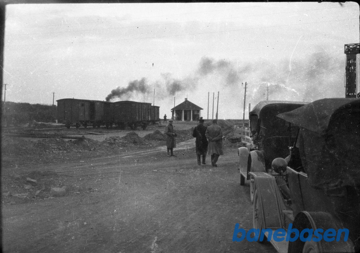 Et tog rangerer. Ventende biler ved færgen Et tog rangerer. Ventende biler ved færgen