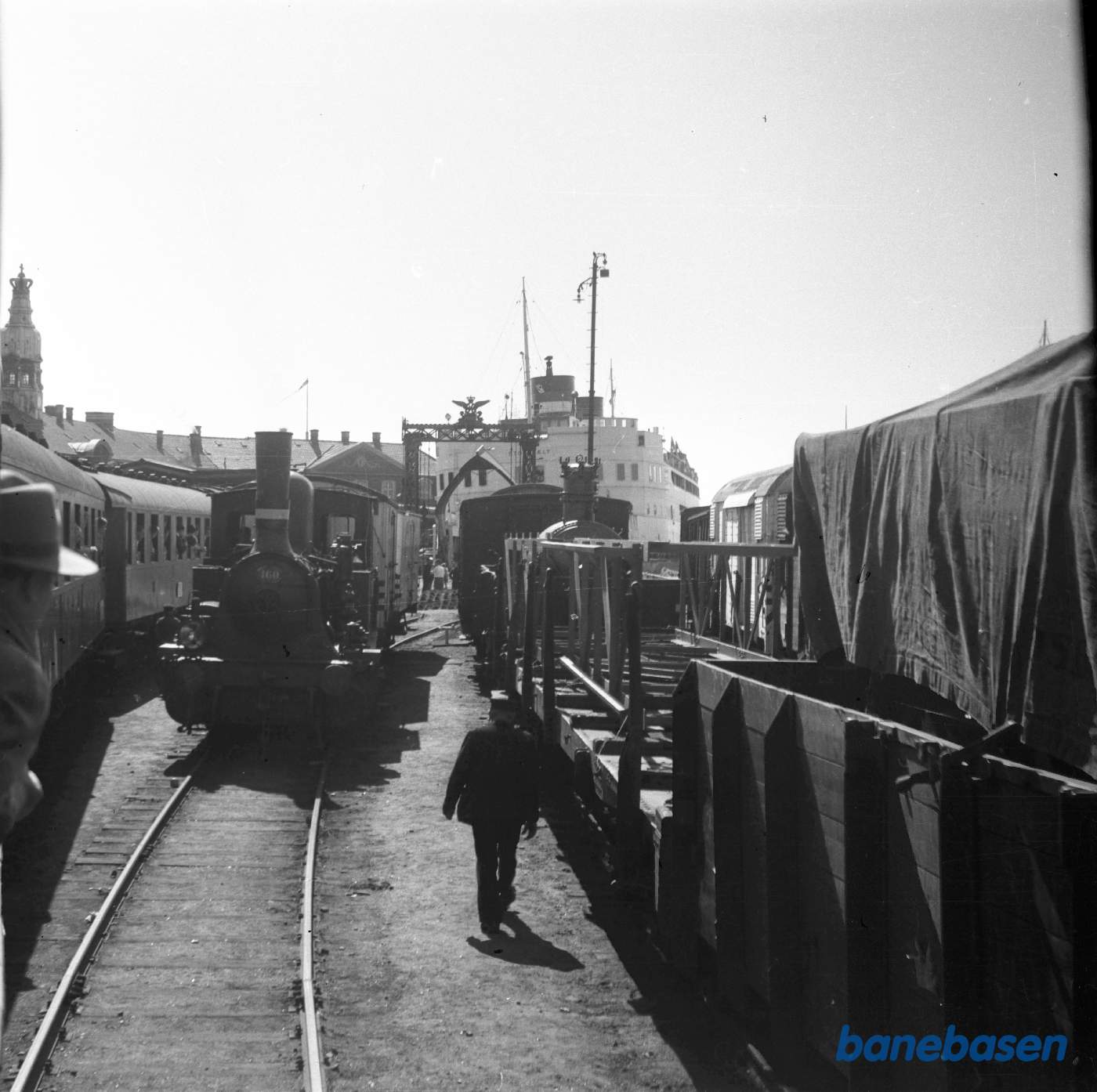 Eksprestog ankommer, F-maskine rangerer