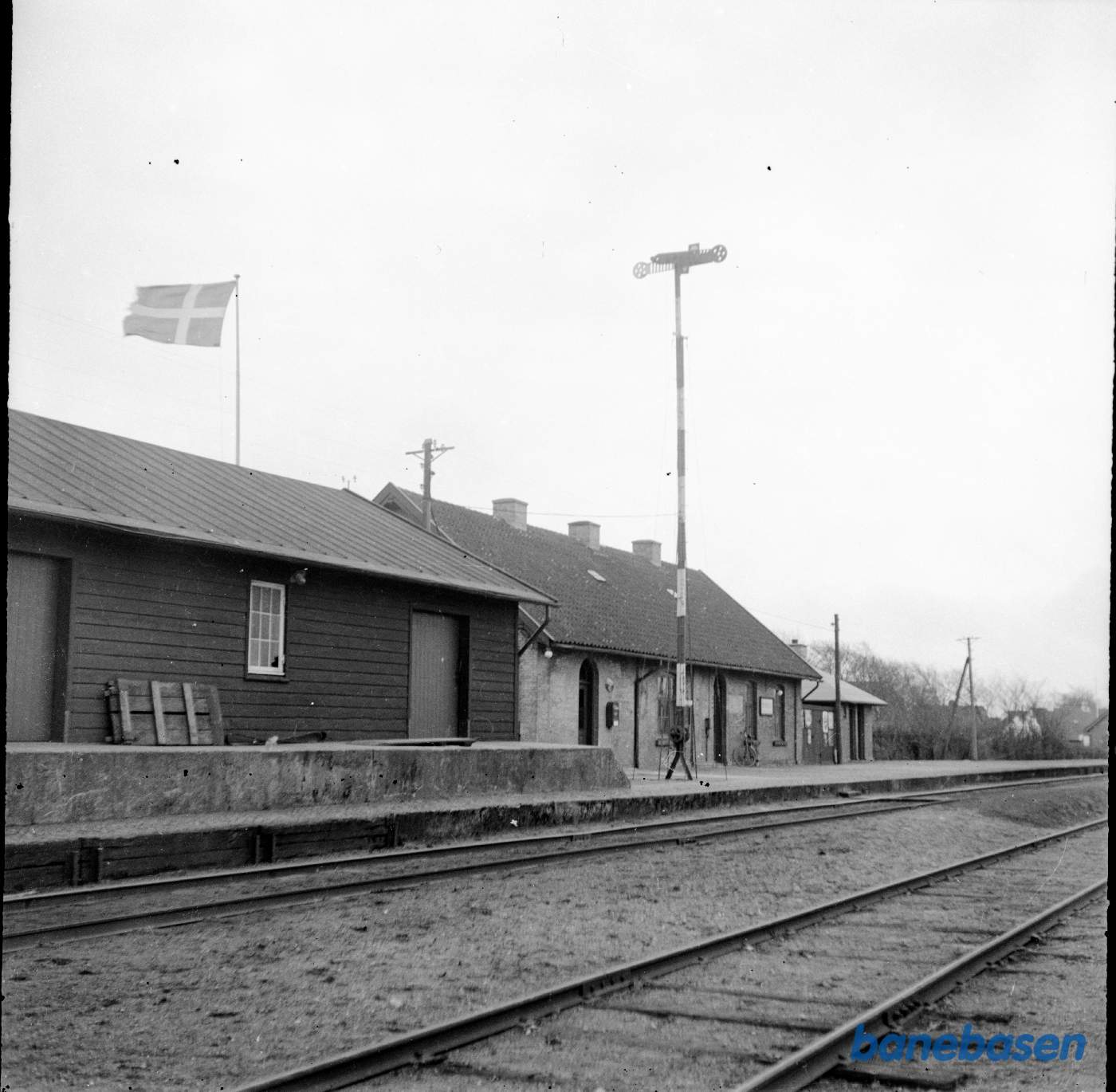 Pakhus, stationsbygning og udhus.