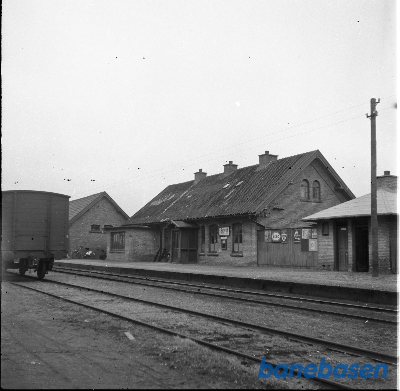 Pakhus, stationsbygning og udhus. Pakhus, stationsbygning og udhus.
