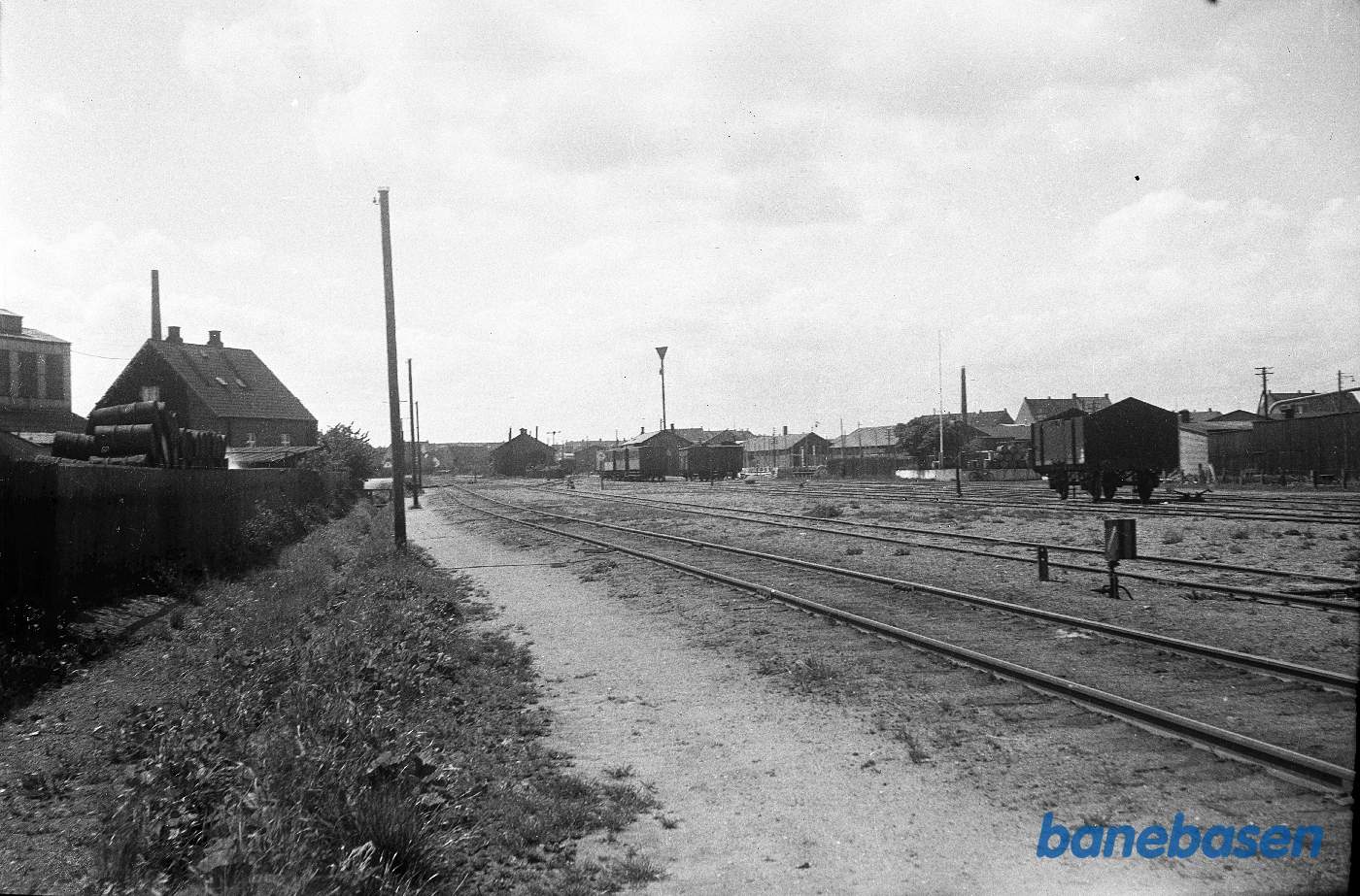 Materiel på opstillingsspor, i baggrunden HOJs remise.