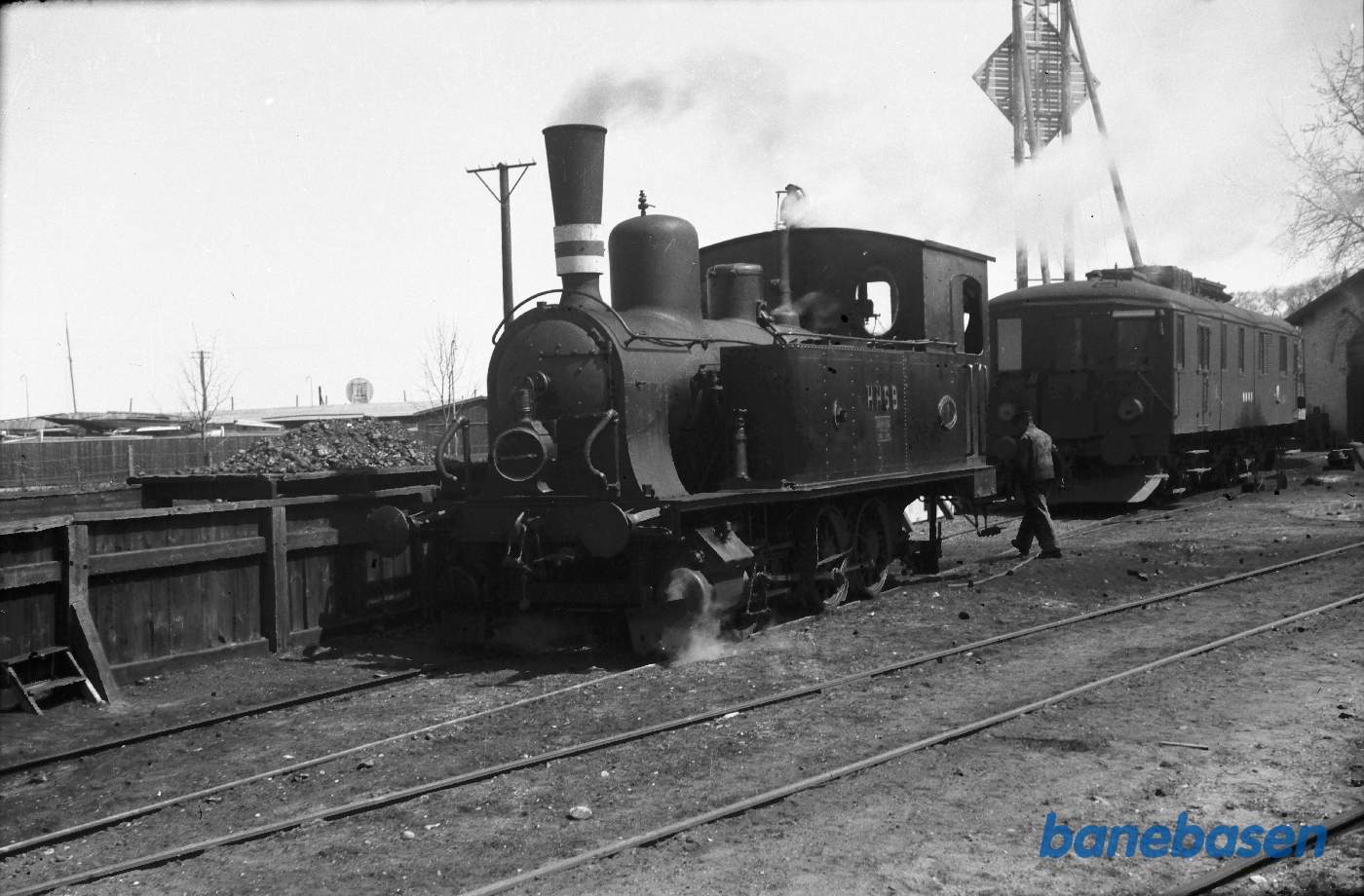 Damplok og dieselloko ved den oprindelige remise på "søsiden"
