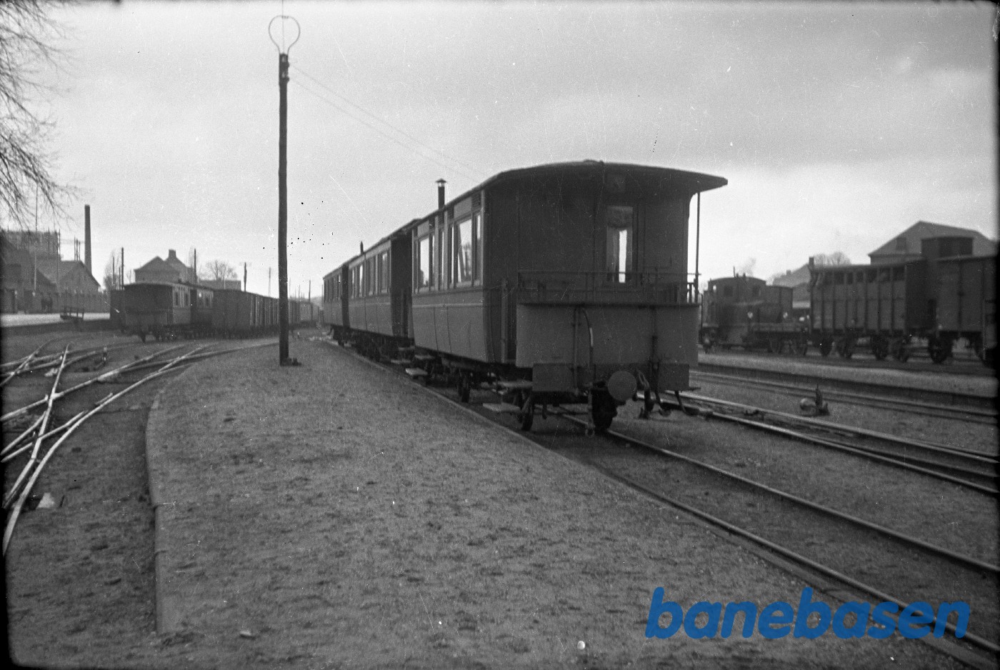 HAJ personvogne. T.h. i baggrund rangertraktor HAJ D 1 HAJ personvogne. T.h. i baggrund rangertraktor HAJ D 1