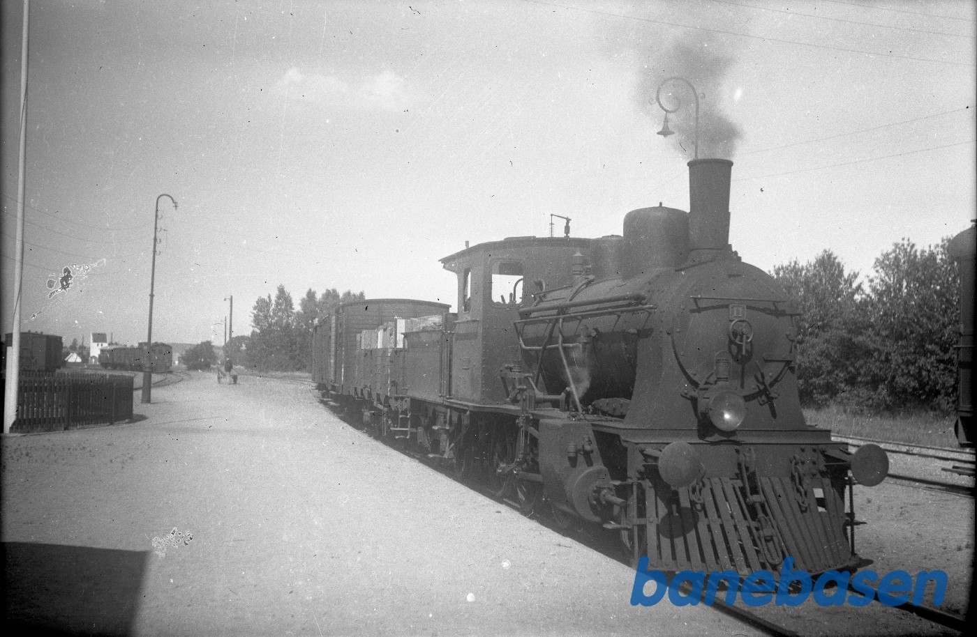 Godstog mod Holbæk. I baggrund t.v. HVJ-tog under indkørsel. Godstog mod Holbæk. I baggrund t.v. HVJ-tog under indkørsel.