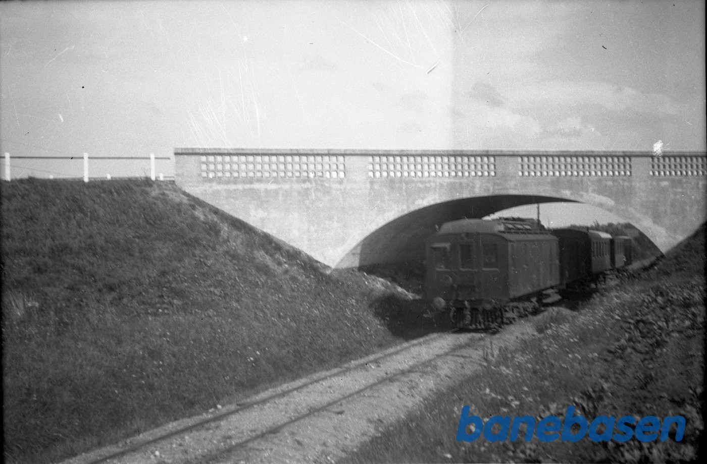 Blandettog kører under Nygård-viadukten. Blandettog kører under Nygård-viadukten.