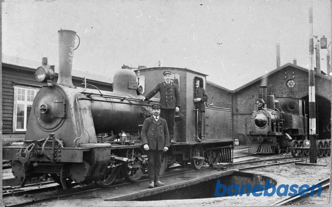 Lokomotiver ved smalsporsbanernes remiseanlæg. Lokomotiver ved smalsporsbanernes remiseanlæg.