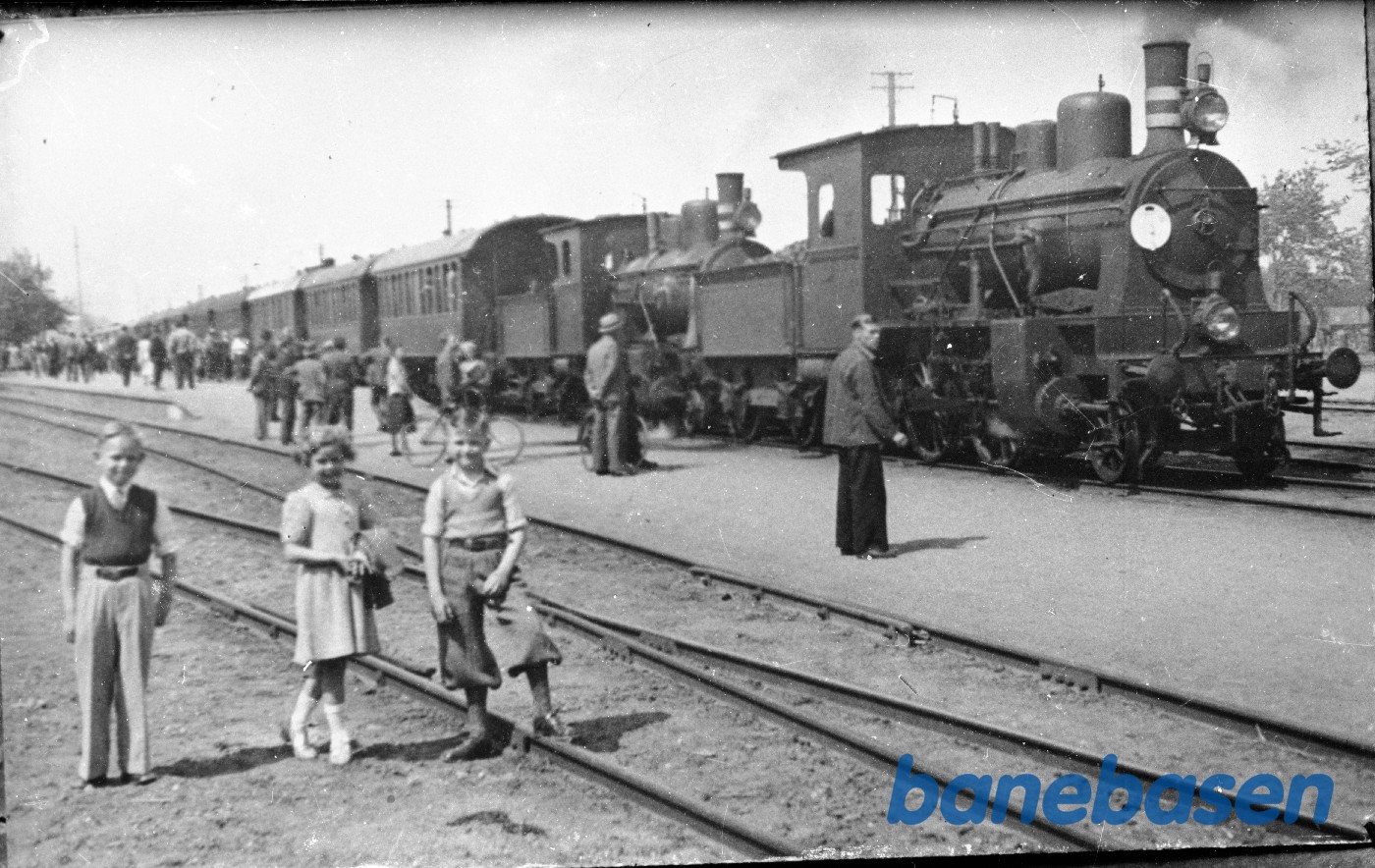 To LJ-lok i forspand med stort tog af DSB-materiel To LJ-lok i forspand med stort tog af DSB-materiel
