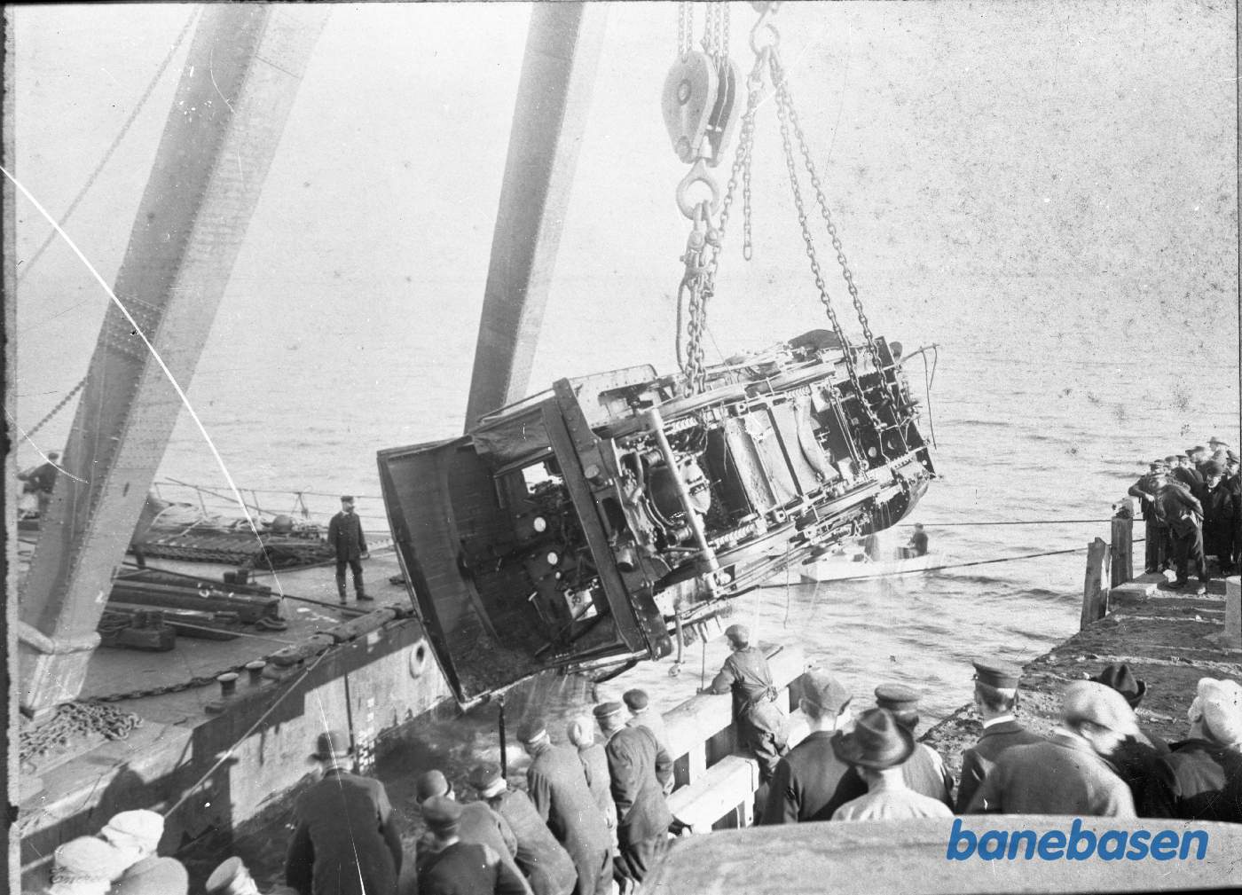 K 530 hæves fra færgelejet af Orlogsværftets flydekran