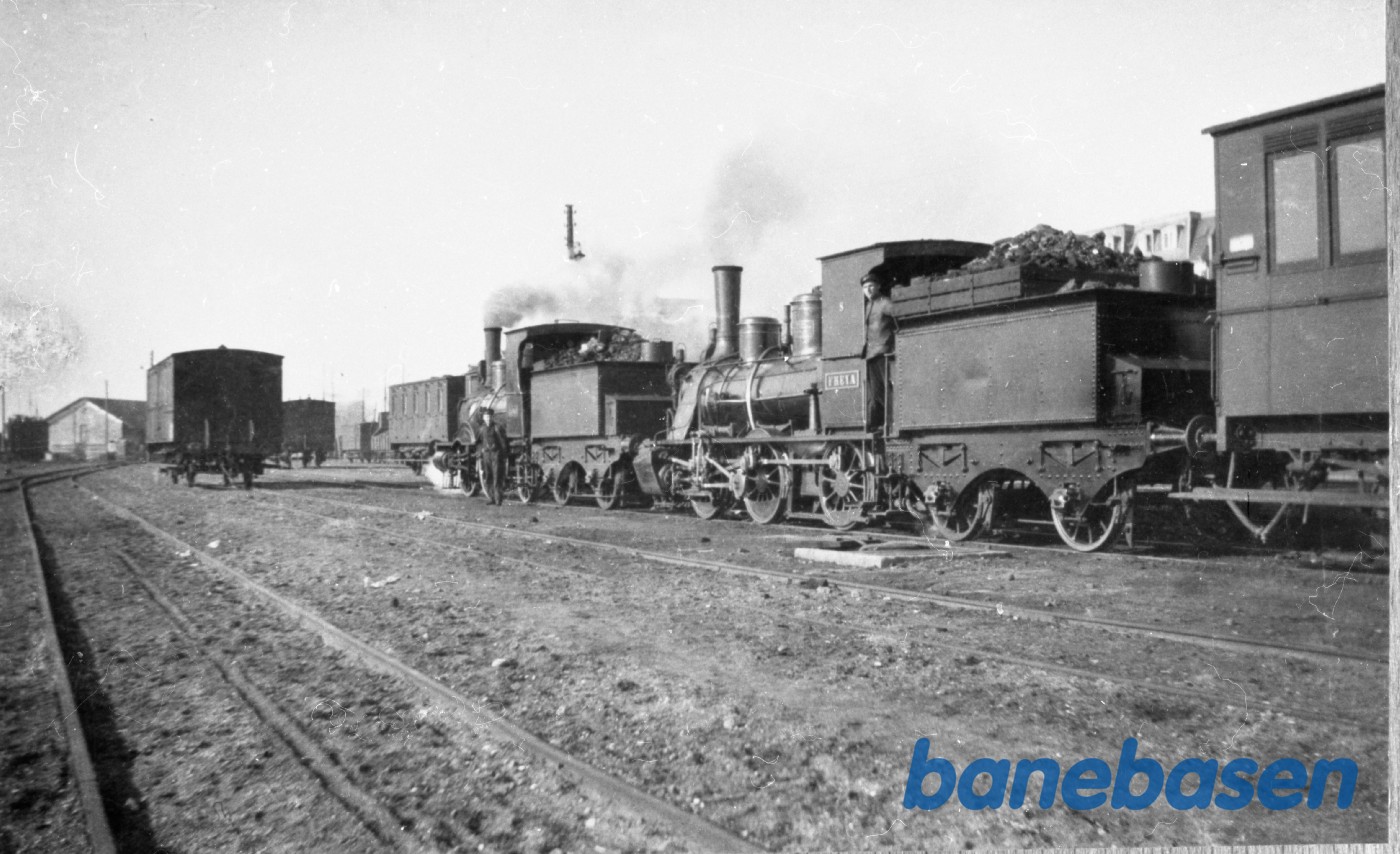"Loke" og "Freia" i forspand med tog til Odense via Nr. Broby. "Loke" og "Freia" i forspand med tog til Odense via Nr. Broby.