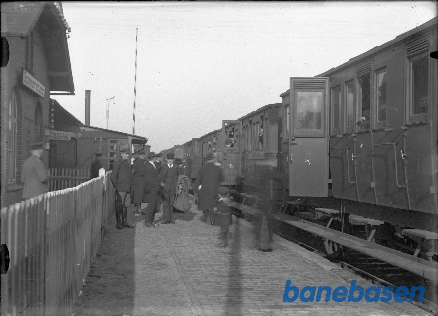 På den tyske Sommerstedt Station var der indtil 1915 toldsted for lokal persontrafik til/fra Danmark. På den tyske Sommerstedt Station var der indtil 1915 toldsted for lokal persontrafik til/fra Danmark.