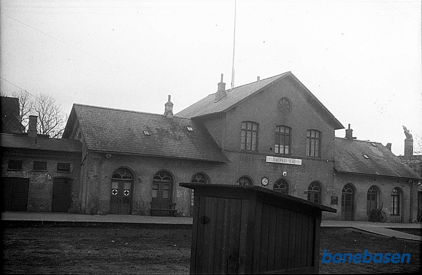 Perronsporet er rykket væk fra den tidligere perron