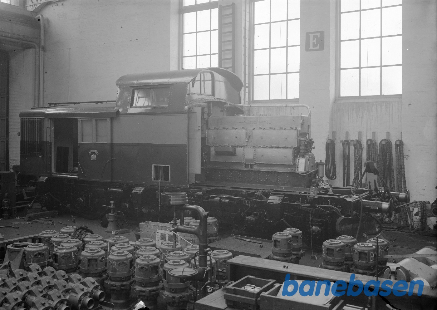 KSB M 3 under samling i lokomotivmotorværkstedet. Vinduerne i væggen vender ud mod Scandiagade KSB M 3 under samling i lokomotivmotorværkstedet. Vinduerne i væggen vender ud mod Scandiagade