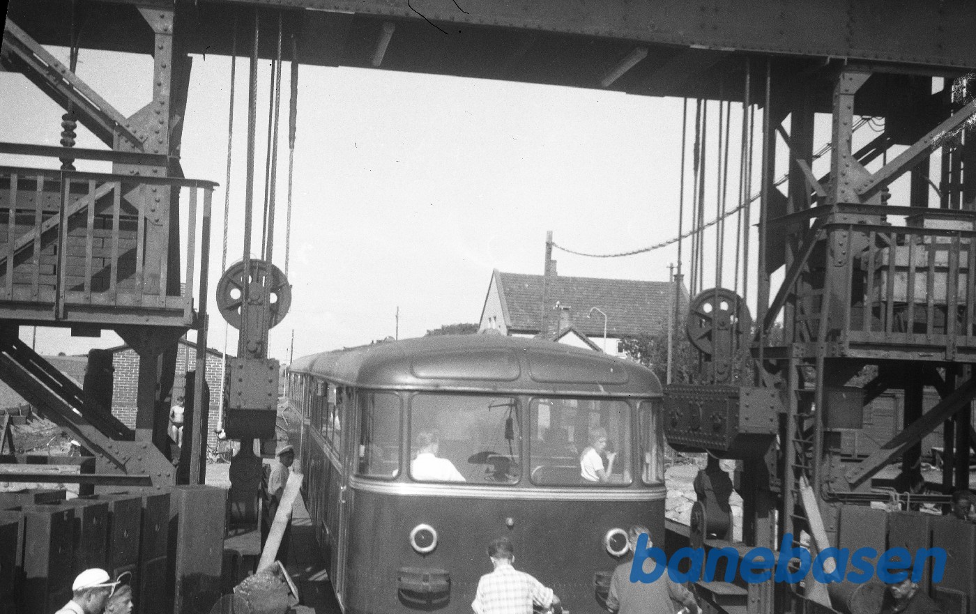 Skinnebus + bivogn kører fra borde på lille færge Skinnebus + bivogn kører fra borde på lille færge